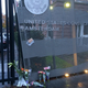 Ilustración para el artículo titulado El consulado de EEUU en Holanda se llena de ramos de flores con condolencias tras la victoria de Trump